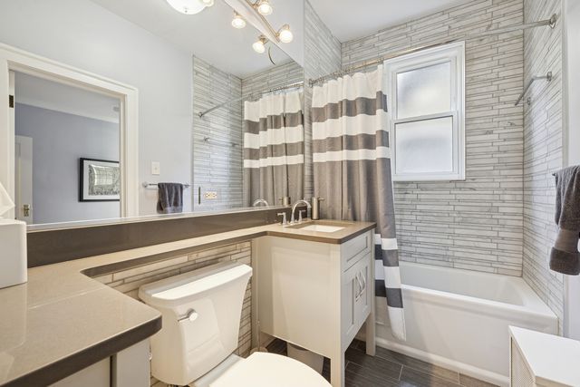 644 W Melrose Street 2E, Chicago, IL 60657