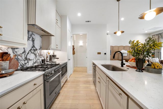 130 Garden Court W, Arlington, TX 76013