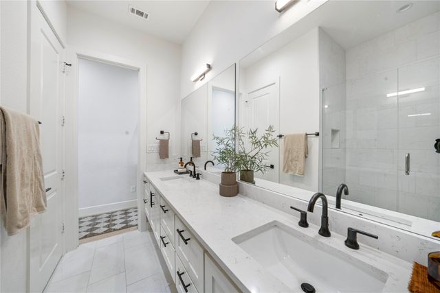 130 Garden Court W, Arlington, TX 76013