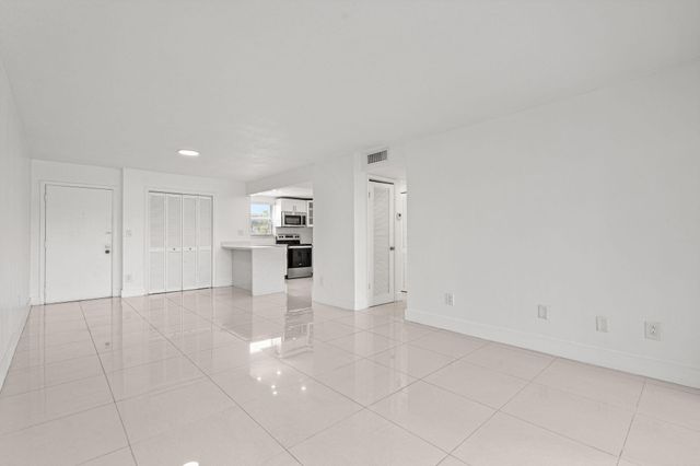 9170 Fontainebleau Boulevard 301, Miami, FL 33172