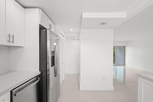 9170 Fontainebleau Boulevard 301, Miami, FL 33172