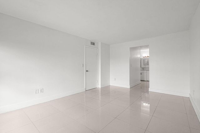 9170 Fontainebleau Boulevard 301, Miami, FL 33172