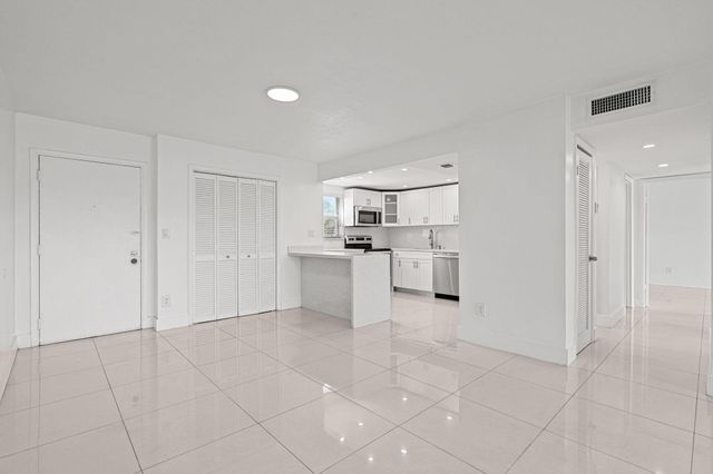 9170 Fontainebleau Boulevard 301, Miami, FL 33172