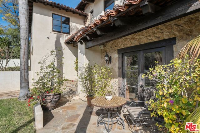 1618 Stradella Road, Los Angeles, CA 90077