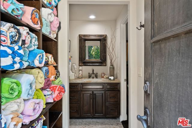 1618 Stradella Road, Los Angeles, CA 90077