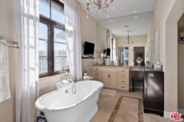 1618 Stradella Road, Los Angeles, CA 90077