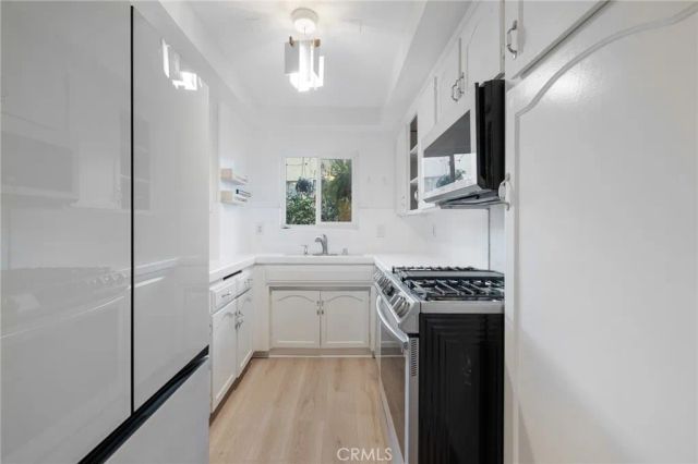 1355 N Sierra Bonita 208, Los Angeles, CA 90046