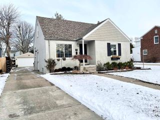 2230 Hawthorne Road, Grosse Pointe Woods, MI 48236