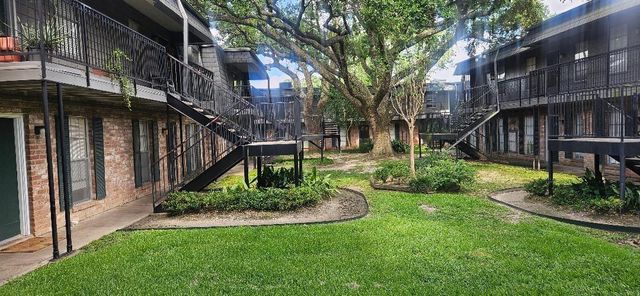 8941 Gaylord Street 209, Hedwig Village, TX 77024