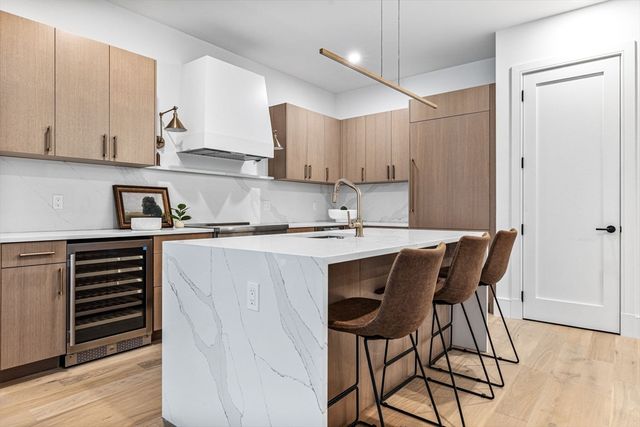 1114 Beacon St. 104, Newton, MA 02641