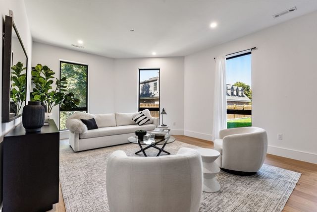 1114 Beacon St. 104, Newton, MA 02641