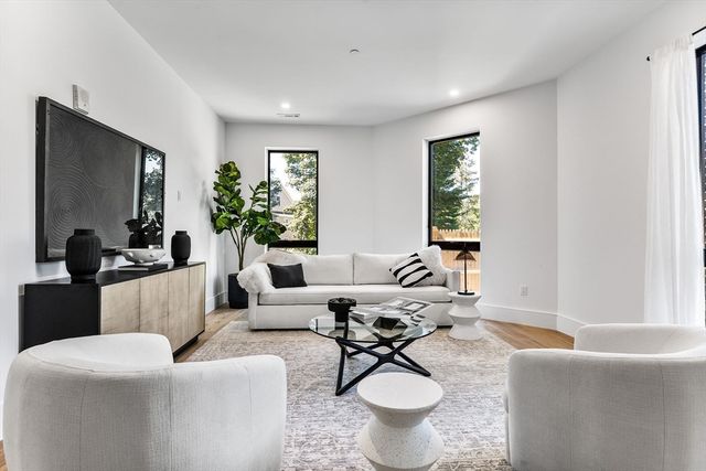 1114 Beacon St. 104, Newton, MA 02641