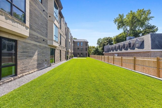 1114 Beacon St. 104, Newton, MA 02641