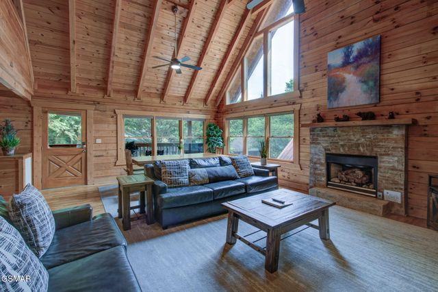 510 Hoot Owl Way, Gatlinburg, TN 37738