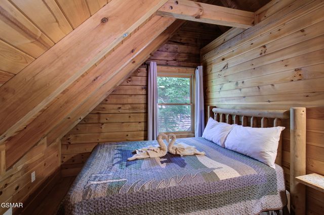 510 Hoot Owl Way, Gatlinburg, TN 37738