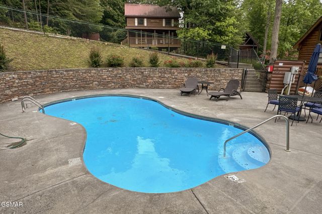 510 Hoot Owl Way, Gatlinburg, TN 37738