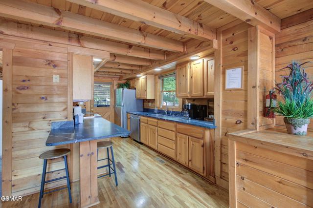 510 Hoot Owl Way, Gatlinburg, TN 37738