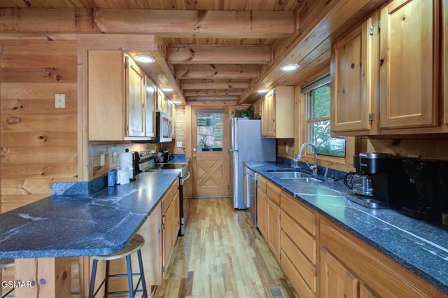 510 Hoot Owl Way, Gatlinburg, TN 37738