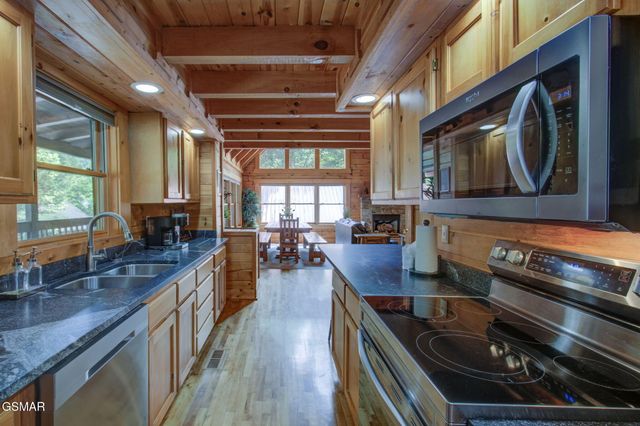 510 Hoot Owl Way, Gatlinburg, TN 37738