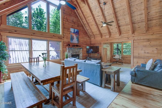 510 Hoot Owl Way, Gatlinburg, TN 37738