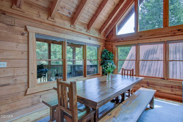 510 Hoot Owl Way, Gatlinburg, TN 37738