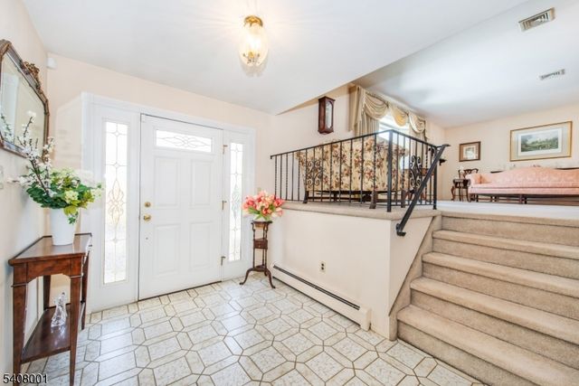 686 Kennedy Dr, Washington Twp., NJ 07676