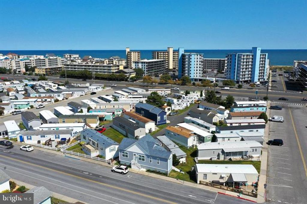 Image 2 of property listing at 118 134TH ST, Ocean City, MD 21842