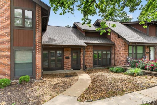 1090 Humber Circle, St Louis, MO 63129