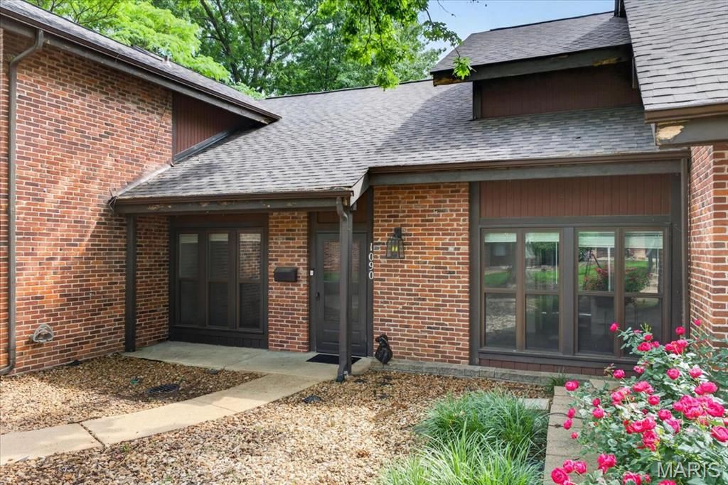 1090 Humber Circle, St Louis, MO 63129
