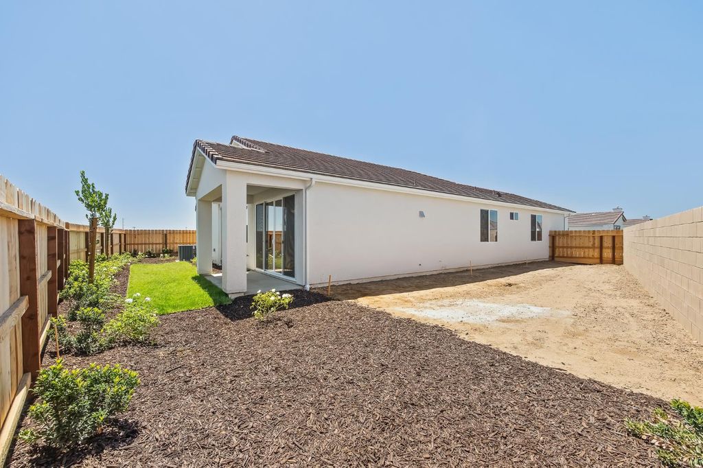 Image 14 of property listing at 7379 W Hadley Avenue, Fresno, CA 93723