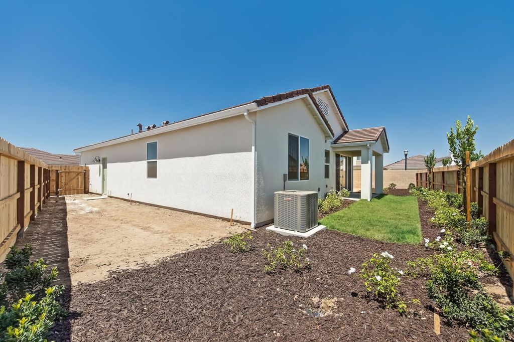 Image 15 of property listing at 7379 W Hadley Avenue, Fresno, CA 93723