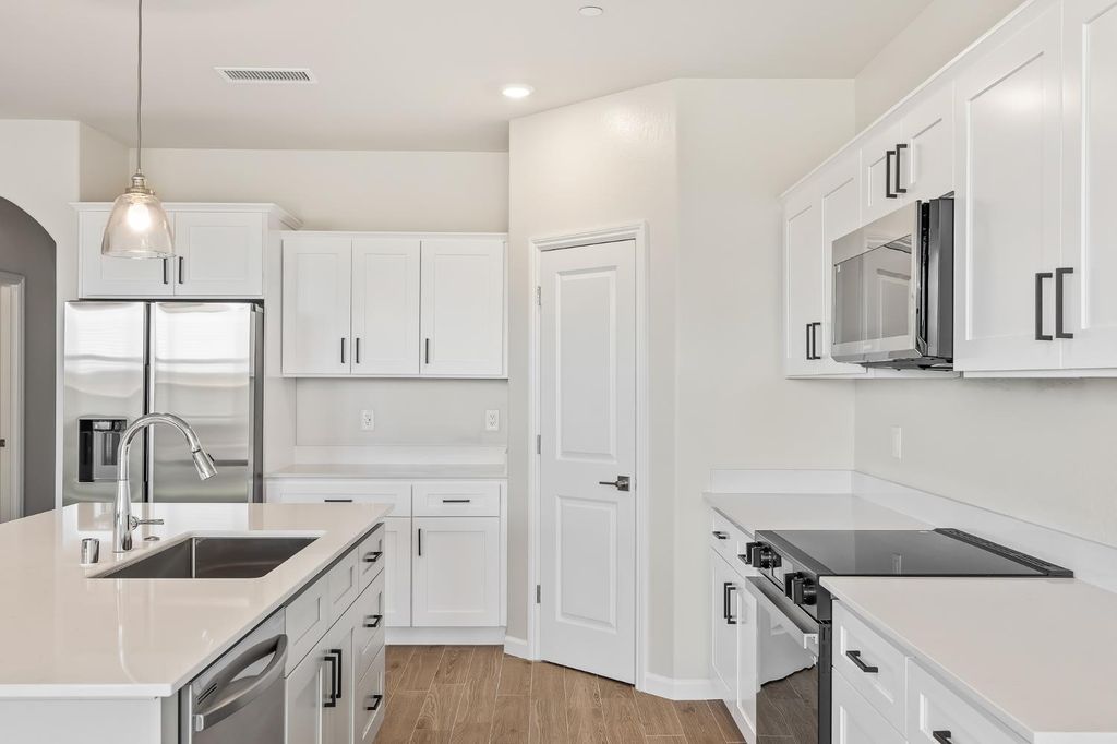 Image 6 of property listing at 7379 W Hadley Avenue, Fresno, CA 93723