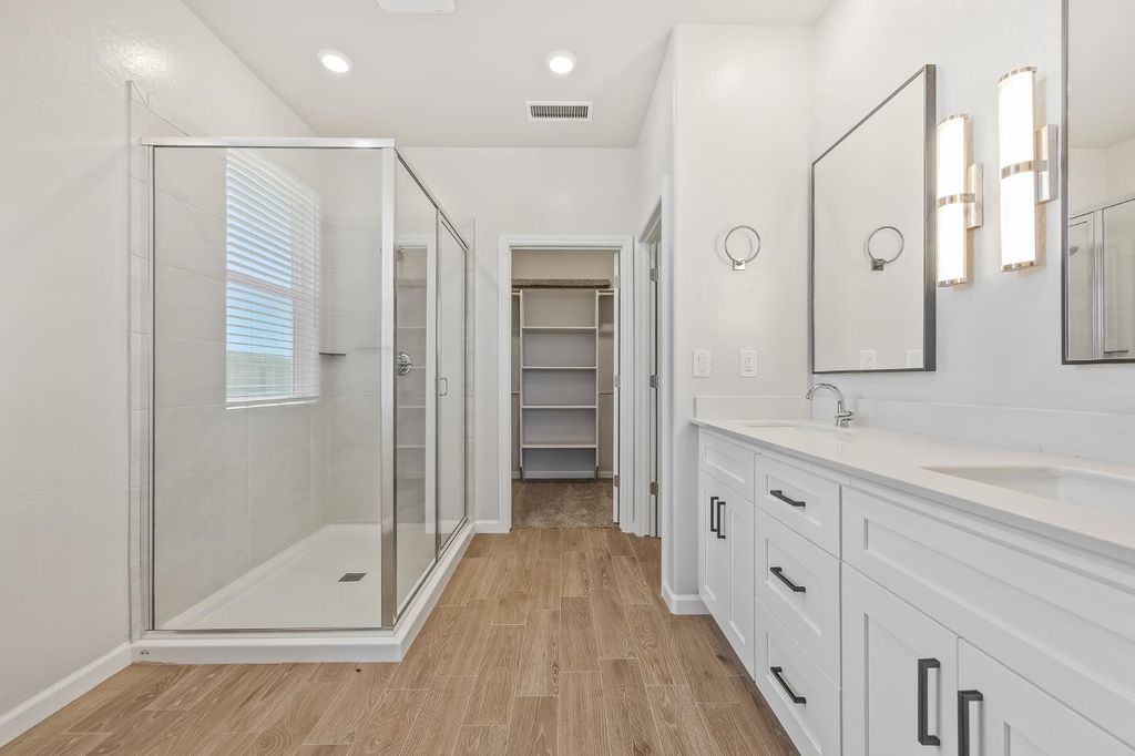 Image 9 of property listing at 7379 W Hadley Avenue, Fresno, CA 93723