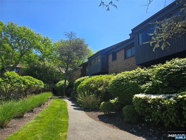 230 Indian Hollow, Mahwah, NJ 07430