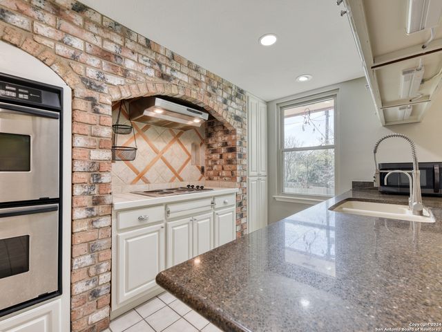 3322 CASTLEDALE DR, San Antonio, TX 78230