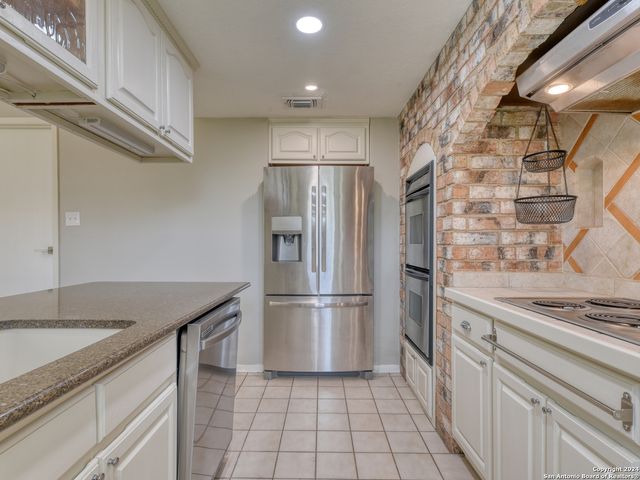 3322 CASTLEDALE DR, San Antonio, TX 78230