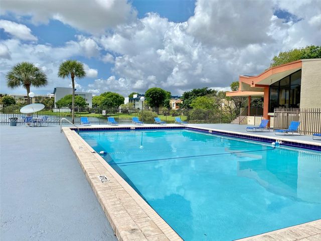 8897 Fontainebleau Blvd 303, Miami, FL 33172