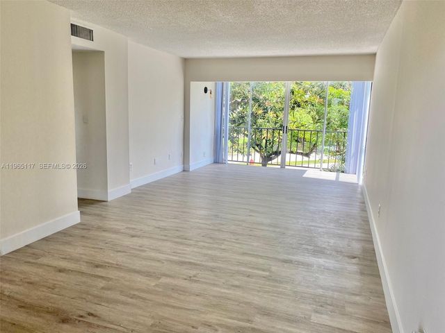 8897 Fontainebleau Blvd 303, Miami, FL 33172