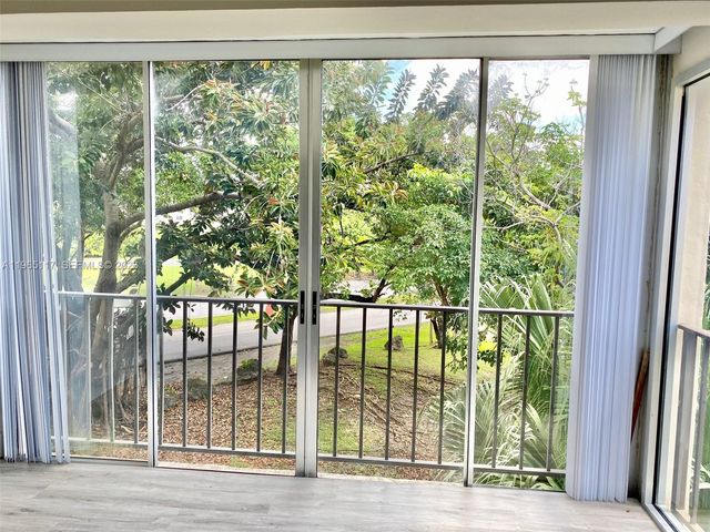 8897 Fontainebleau Blvd 303, Miami, FL 33172