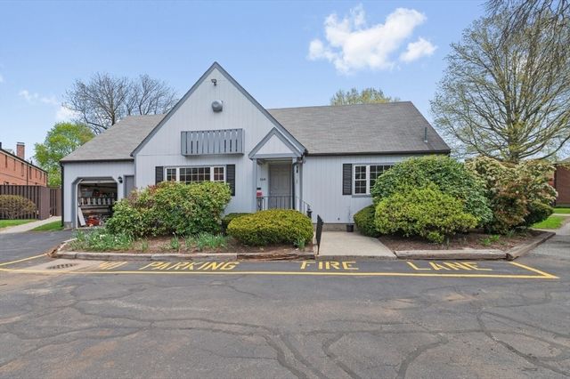 23 Pierce Rd 23, Watertown, MA 02472