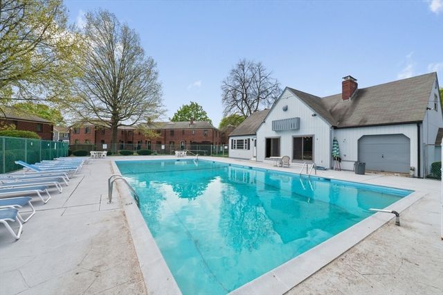 23 Pierce Rd 23, Watertown, MA 02472