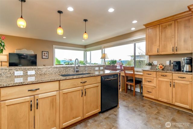 953 S Mountain View Avenue, Tacoma, WA 98465