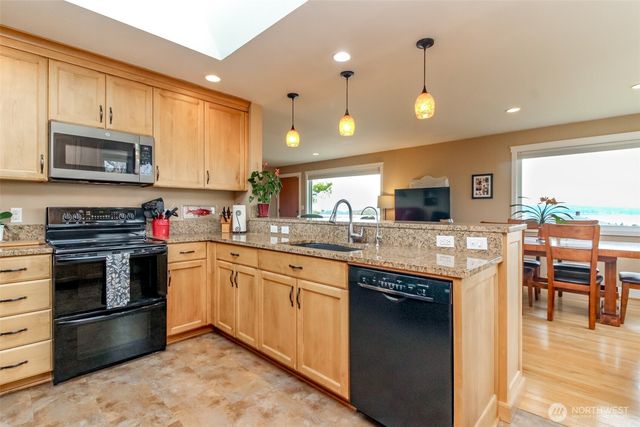 953 S Mountain View Avenue, Tacoma, WA 98465