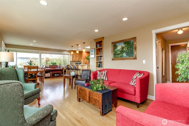 953 S Mountain View Avenue, Tacoma, WA 98465