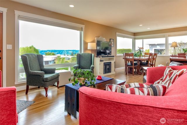 953 S Mountain View Avenue, Tacoma, WA 98465