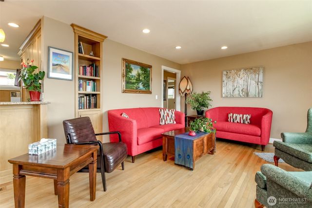 953 S Mountain View Avenue, Tacoma, WA 98465