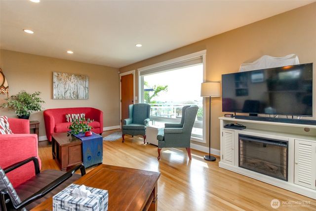 953 S Mountain View Avenue, Tacoma, WA 98465