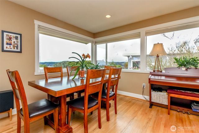 953 S Mountain View Avenue, Tacoma, WA 98465