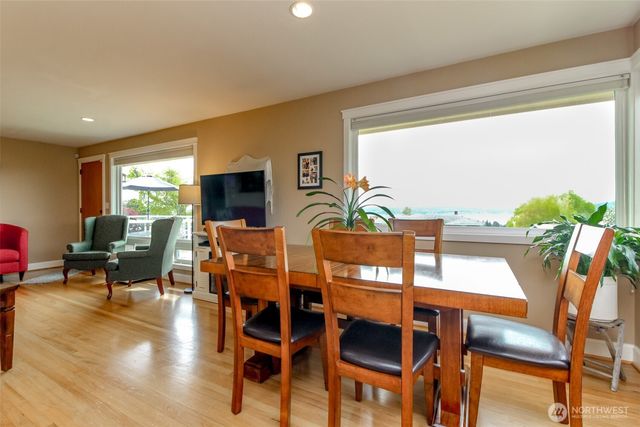 953 S Mountain View Avenue, Tacoma, WA 98465