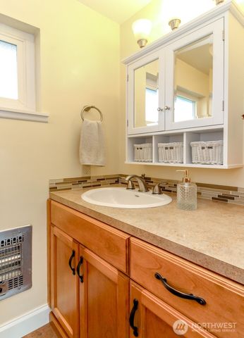 953 S Mountain View Avenue, Tacoma, WA 98465